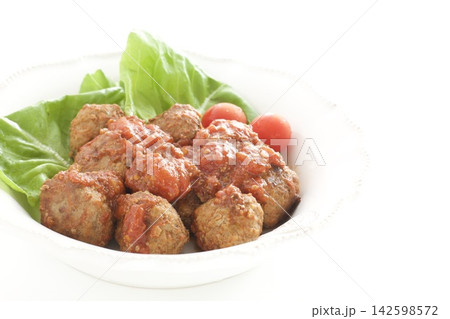 トマトソースをかけた肉だんご 142598572