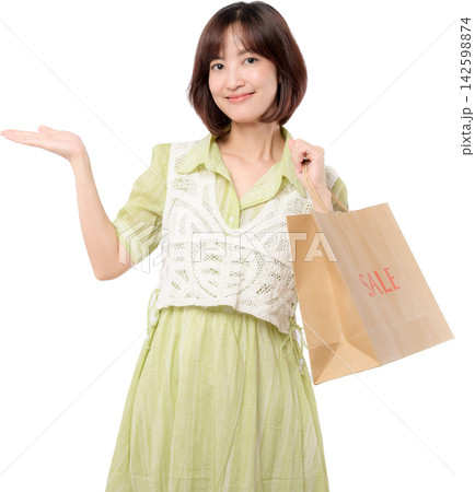 Asian woman holding paper shopping bag and presenting sale offer with friendly smile on transparent background 142598874