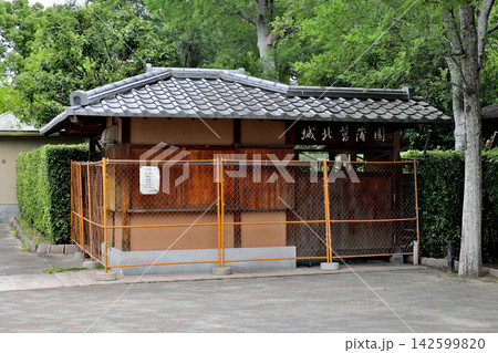 一級河川淀川の近くに位置する城北公園の菖蒲園 城北菖蒲園 閉園期間中の入口の建物 一級河川淀川の近くに位置する城北公園の菖蒲園 城北菖蒲園 閉園期間中の入口の建物 142599820