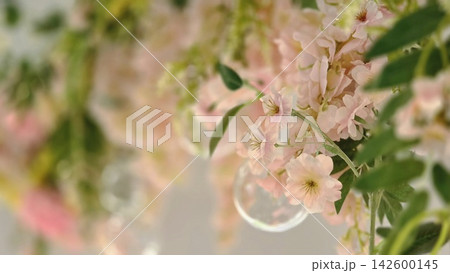 淡いピンクの繊細な小花と優しく華やかな装飾フレーム 淡いピンクの繊細な小花と優しく華やかな装飾フレーム 142600145