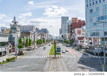愛知県豊橋市 路面電車と豊橋市内の街並み 愛知県豊橋市 路面電車と豊橋市内の街並み 142600469