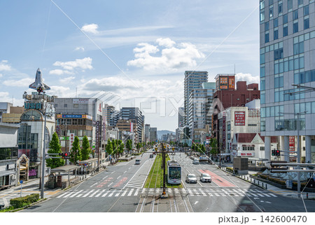 愛知県豊橋市 路面電車と豊橋市内の街並み 愛知県豊橋市 路面電車と豊橋市内の街並み 142600470