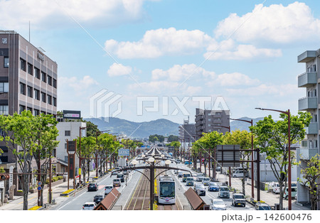 愛知県豊橋市 路面電車と豊橋市内の街並み 愛知県豊橋市 路面電車と豊橋市内の街並み 142600476