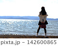 湖畔にたたずむ女性 142600865