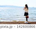 湖畔にたたずむ女性 142600866
