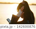 海での写真を撮る女性 142600876