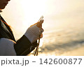 スマートフォンを操作する女性 142600877