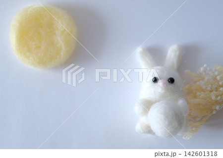 お月見をする羊毛フェルトの白うさぎと満月・ススキ お月見をする羊毛フェルトの白うさぎと満月・ススキ 142601318