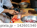 うなぎを捌く料理人の手元 うなぎを捌く料理人の手元 142601340