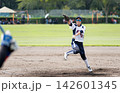 女子ソフトボールでピッチャーをする女子高生 女子ソフトボールでピッチャーをする女子高生 142601345