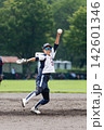 女子ソフトボールでピッチャーをする女子高生 女子ソフトボールでピッチャーをする女子高生 142601346