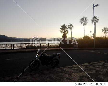 夕陽を浴びるバイク 夕陽を浴びるバイク 142601823