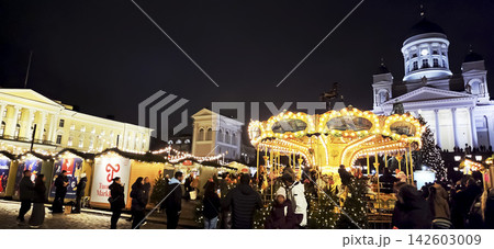 フィンランド ヘルシンキのクリスマスマーケットの風景 フィンランド ヘルシンキのクリスマスマーケットの風景 142603009