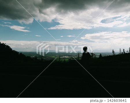 展望台から平野と雲仙岳の絶景を眺める人のシルエット 展望台から平野と雲仙岳の絶景を眺める人のシルエット 142603641