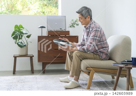 レコードを持ったシニア男性 レコードを持ったシニア男性 142603989