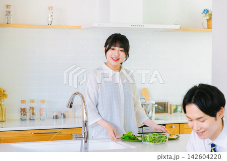 若い家族、食事、食卓 若い家族、食事、食卓 142604220