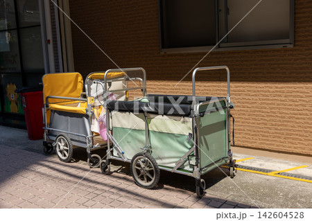 保育園の前に置かれたお散歩カー(避難車) 保育園の前に置かれたお散歩カー(避難車) 142604528