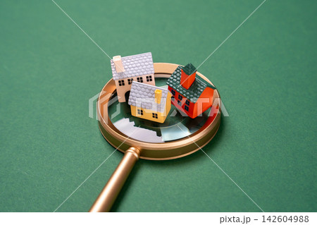 Houses under magnifying glass, real estate inspection and analysis concept. Property valuation, housing research and investment decisions depend on location, market prices and development potential. 142604988