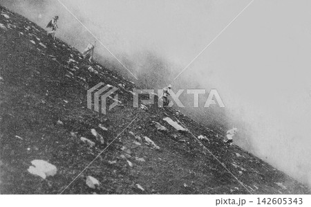 古写真　1917年　富士山の砂走りを下山する登山者たち 142605343