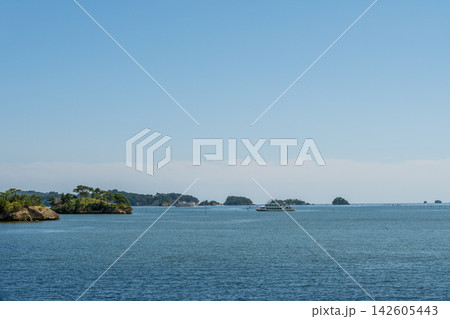 日本三景・松島の島々と遊覧船 日本三景・松島の島々と遊覧船 142605443