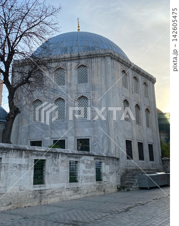 トルコの世界遺産「イスタンブール歴史地区」のスルタン・ムラト3世廟 トルコの世界遺産「イスタンブール歴史地区」のスルタン・ムラト3世廟 142605475