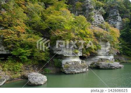 大川の水面にそびえる塔のへつりの奇岩と色づき始めた木々 大川の水面にそびえる塔のへつりの奇岩と色づき始めた木々 142606025