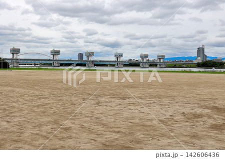 淀川河川敷より淀川大堰を望む 淀川河川敷より淀川大堰を望む 142606436