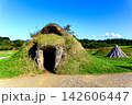 【青森】秋の三内丸山遺跡　土葺きと樹皮葺きの竪穴建物 142606447