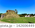 【青森】秋の三内丸山遺跡　土葺きと茅葺きの竪穴建物 142606449