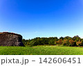 【青森】秋の三内丸山遺跡　茅葺きの竪穴建物 142606451