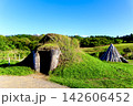 【青森】秋の三内丸山遺跡　土葺きと樹皮葺きの竪穴建物 142606452