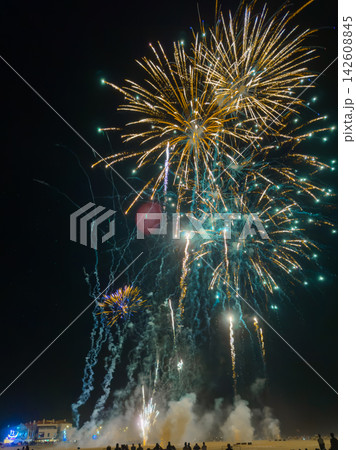 Spectacular Fireworks Bursting Over Night Beach Sky Spectacular Fireworks Bursting Over Night Beach Sky 142608845