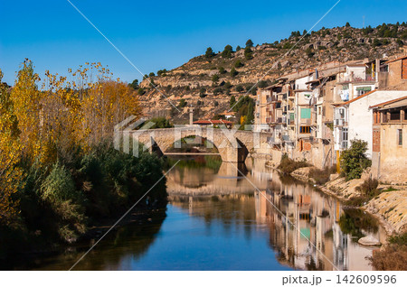 Puente medieval 142609596