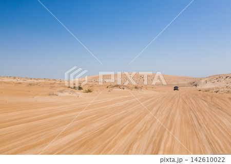 Off road vehicle in Wahiba Sands desert landscape, Oman Off road vehicle in Wahiba Sands desert landscape, Oman 142610022