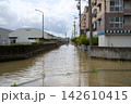 大雨による冠水で水に浸かった道路 142610415