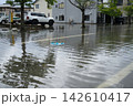 冠水した道路に浮かぶ漂流物 142610417
