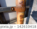 錆びて劣化した金属パイプのクローズアップ 142610418