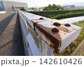錆びた橋の欄干とボルトのクローズアップ 142610426