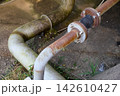 屋外に設置された古い配管設備 142610427