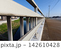 青空の下に続く橋の白い欄干 142610428
