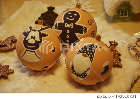 Christmas gift balls for Christmas tree decoration or room design 142610731