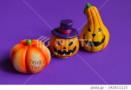 ハロウィンの飾り付けとパンプキン:パープルの背景とコピースペース ハロウィンの飾り付けとパンプキン:パープルの背景とコピースペース 142611125