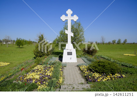 Orthodox cross on the entrance to the settlement. Symbol of the Christian faith. Orthodox cross for absorption entering into the city. Orthodox cross on the entrance to the settlement. Symbol of the Christian faith. Orthodox cross for absorption entering into the city. 142611251