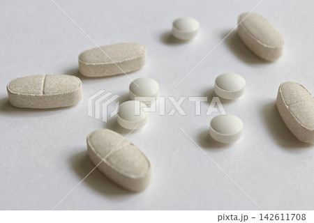 白を基調とした清潔感のあるサプリメントと錠剤の物撮り:健康管理と医療のイメージ 白を基調とした清潔感のあるサプリメントと錠剤の物撮り:健康管理と医療のイメージ 142611708