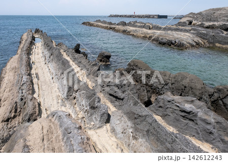 真夏の三浦半島城ヶ島 海岸 の 磯と海の風景 真夏の三浦半島城ヶ島 海岸 の 磯と海の風景 142612243