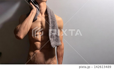シックスパックと綺麗な肉体美の日本人男性 上半身 シックスパックと綺麗な肉体美の日本人男性 上半身 142613489