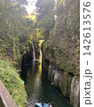 高千穂峡の真名井の滝とボートが浮かぶ渓谷美 142613576