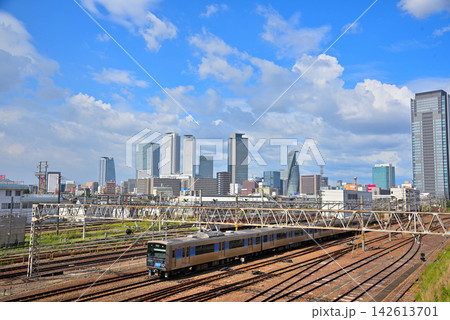 《愛知県》名古屋都市風景 名古屋駅高層ビル群とあおなみ線の列車 《愛知県》名古屋都市風景 名古屋駅高層ビル群とあおなみ線の列車 142613701
