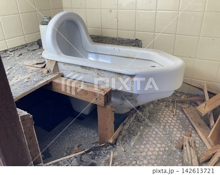古い和式トイレの解体作業とDIYリフォーム 古い和式トイレの解体作業とDIYリフォーム 142613721
