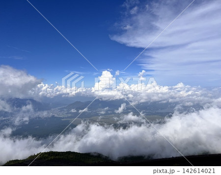 富士山頂付近から望む湧き上がる雲と夏空 142614021